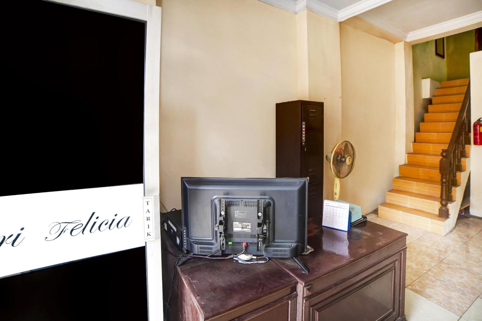 Oyo 91199 Felicia Homestay Medan Exterior photo